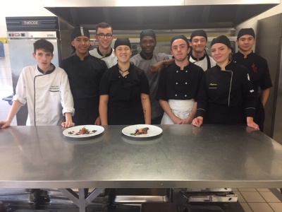 Les élèves de la section hôtellerie restauration du lycée Chaptal de Quimper Les élèves de la section hôtellerie restauration du lycée Chaptal de Quimper