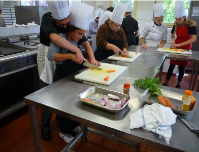 atelier de cuisine : décoiupe de légumes