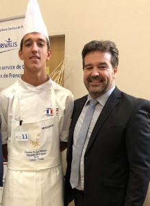 Pascal Maillou, proviseur du lycée Belliard, à Paris, avec Alann Poilvet, l'un de ses anciens élèves du lycée de Tahiti, médaillé d'or MAF cuisine froide, le 27 septembre 2019.