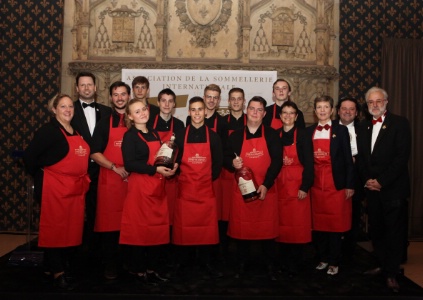 Les lves et leurs professeurs en compagne d'Andres Rosberg, Philippe Faure-Brac et quelques membres de l'association rgionale des sommeliers.