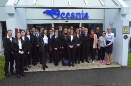 Les étudiants du lycée Le Paraclet devant l'hôtel Oceania Les étudiants du lycée Le Paraclet devant l'hôtel Oceania