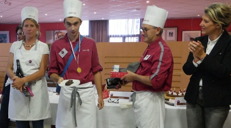 Le trio vainqueur : Anne Moussier, Benjamin Boyer et Richard Finaud, avec Karine Natale, proviseur du lycée. Le trio vainqueur : Anne Moussier, Benjamin Boyer et Richard Finaud, avec Karine Natale, proviseur du lycée.
