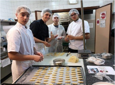 Les apprentis français en TP Cuisine Les apprentis français en TP Cuisine