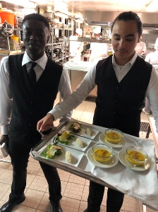 Les jeunes serveurs du lycée Claudel servant des produits locaux