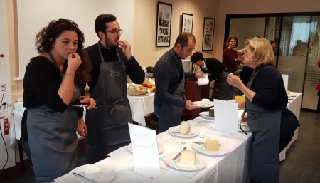 juger l'aspect et le goût de 160 fromages et produits laitiers.