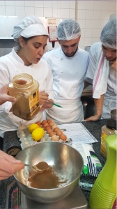 Les apprentis français et étudiants (+formatrice) portugais lors du TP Les apprentis français et étudiants (+formatrice) portugais lors du TP