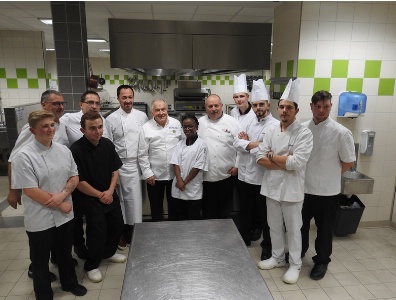 Romain Meder entouré des chefs et des apprentis