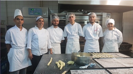 Les apprentis français et étudiants portugais (+ formatrice) portugais lors du TP Pâtisserie Les apprentis français et étudiants portugais (+ formatrice) portugais lors du TP Pâtisserie
