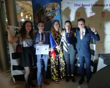 Les candidats au concours représentant le lycée Yvon Bourges à Split Les candidats au concours représentant le lycée Yvon Bourges à Split