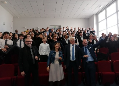 De gauche à droite : Michel Ryckebusch, proviseur, Mathilde Loing, Stop Hunger, Alain Jacob, Ajconseil, Sébastien Rolly De gauche à droite : Michel Ryckebusch, proviseur, Mathilde Loing, Stop Hunger, Alain Jacob, Ajconseil, Sébastien Rolly