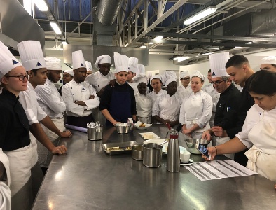 Briefing de la brigade des cuisine avant le grand rush Briefing de la brigade des cuisine avant le grand rush