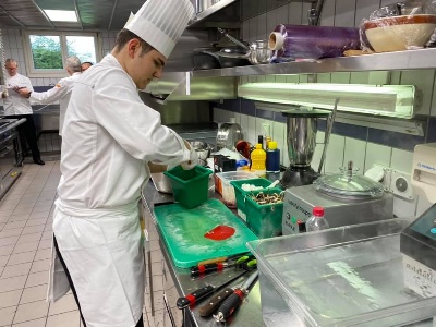 Candidate en cuisine au concours des Jeunes Talents Escoffier