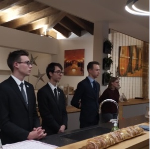 De gauche à droite, l'efficiente équipe des serveurs : Leblond, Théo Hummel, Aloïs Lachaux ainsi qu'Isabelle, du Domaine Schlumberger. De gauche à droite, l'efficiente équipe des serveurs : Leblond, Théo Hummel, Aloïs Lachaux ainsi qu'Isabelle, du Domaine Schlumberger.