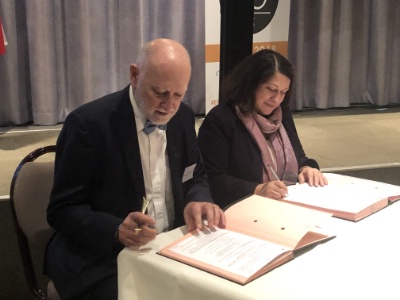 Signature convention entre Dominique-Ph Bénézet et Maria Pereira da Costa Administratrice provisoire de l'Université Paris Descartes