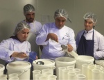 Fabrication de fromages de chèvre à la fromagerie de l'Angle Giraud par les 2TS MHR Option A du lycée du Parc de la Francophonie