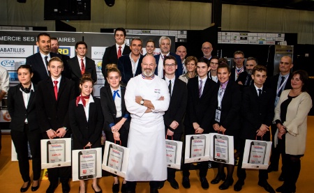 Les candidats du concours service en salle Umih 33 et Philippe Etchebest, parrain du salon. Les candidats du concours service en salle Umih 33 et Philippe Etchebest, parrain du salon.