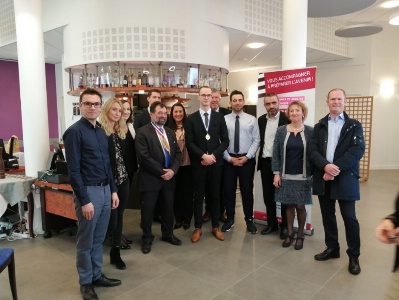 Guillaume Rousseau, Cons Formation – FAFIH, Morgane May, Dévelop Formation TPE – FAFIH, Mme Khobzi resp comm Sofitel Quiberon, M Gaujour Prés Région Bretagne des MOF, Romain Demellayer Dir Restau Site Sofitel de Quiberon, Mme Gali dir-adjte Sofitel de Quiberon, Pierre Egain, M. Apustin, Prés de la CMA du Morbihan, le resp de bar Sofitel de Quiberon, Fabien Le Pallec, prof de Pierre Egain (MC Barman), M Kerdal, prés UMIH56, Mme Morvant - UMIH56
