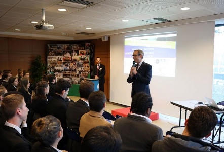 Le proviseur Monsieur Cellerosi introduisant la journée et souhaitant la bienvenue aux professionnels présents Le proviseur Monsieur Cellerosi introduisant la journée et souhaitant la bienvenue aux professionnels présents
