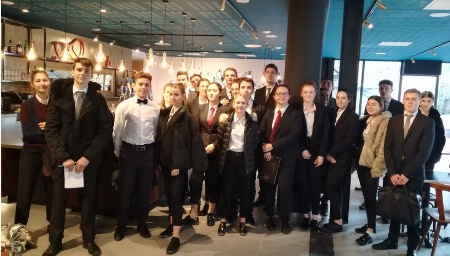 La classe de terminale STHR du lycée hôtelier de Grenoble au grand complet