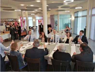 M Kerdal, président UMIH56, Mme Morvant - UMIH56, M. Aoustin, Prés de la CMA du Morbihan, épouse de M Gaujour, M Gaujour Prés Région Bretagne des MOF - En face puis vers la gauche : Romain Demellayer Dir Restau Site Sofitel de Quiberon, Mme Khobzi resp de la comm Sofitel de Quiberon, Pierre Egain, Mme Gali dir adjte Sofitel de Quiberon, Edouardo (resp bar), dernière Jean Nicol, directeur du CFA