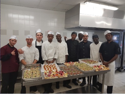 Les apprentis cuisiniers en CAP au CFA Campus de GAP réalisent le buffet du forum emploi