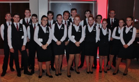 Les élèves et leur professeur réunis juste avant le début du service. Les élèves et leur professeur réunis juste avant le début du service.