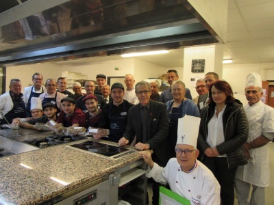 Cette année, chasseurs et élèves ont dû cuisiner en binôme pour partager leurs expériences. Cette année, chasseurs et élèves ont dû cuisiner en binôme pour partager leurs expériences.