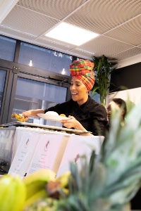 Les jeunes peuvent tester leur concept à La Commune dans le VIIe arrondissement, comme ici Maïna, avec son restaurant La Caraïbéenne Les jeunes peuvent tester leur concept à La Commune dans le VIIe arrondissement, comme ici Maïna, avec son restaurant La Caraïbéenne
