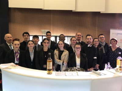 Les participants au concours de Barman avec les membres du jury et Christophe Husson l'organisateur Les participants au concours de Barman avec les membres du jury et Christophe Husson l'organisateur