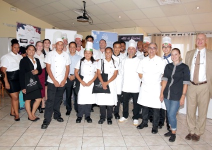 les équipes et les assistants au grand complet + à gauche Mr Battiste et M Gomez professeur certifié les équipes et les assistants au grand complet + à gauche Mr Battiste et M Gomez professeur certifié