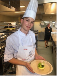 Catégorie Junior : Gabriel Horvat avec son dessert 'Jardin vert fenouil granny aneth'.