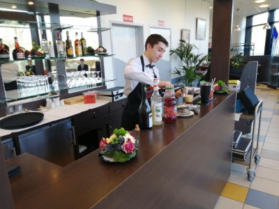 Un candidat pendant les épreuves de bar