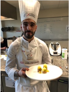 Catégorie professionnel : Simon Pacary avec son dessert 'Beignet de pomme Agria… murcott et thym'.