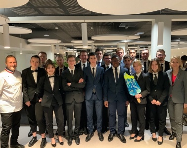 Les étudiants de BTS MHR et leurs enseignants professionnels Stéphane Augé, enseignant en Organisation et Production Culinaire et MOF Glacier 2007, coach de l'équipe de France (à gauche) et Brigitte Larrose, enseignante en Service et Commercialisation (à droite).