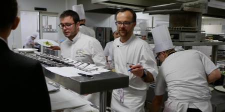 Adrien Descouls au passe avec Xavier Gourc et les BTS en action pour servir un repas préparé sans matière grasse. Adrien Descouls au passe avec Xavier Gourc et les BTS en action pour servir un repas préparé sans matière grasse.