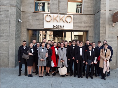 La classe de 2sthr1 du lycée Lesdiguières et les encadrants devant l'hôtel Okko La classe de 2sthr1 du lycée Lesdiguières et les encadrants devant l'hôtel Okko