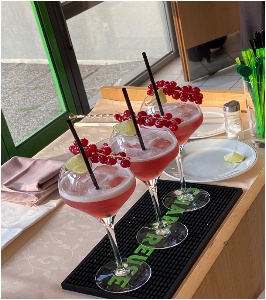 Le cocktail à base de 3 cl de produit Chartreux minimum