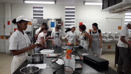 Laboratoire de pâtisserie : tout le monde s'active