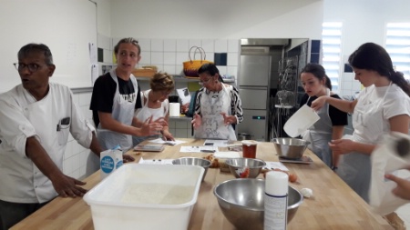 professeur de boulangerie, M Zeganadin enseigne comment faire le pain d'épice aux élèves et professeurs Italiens et Bulgares
