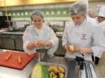 Les usagers de l'ESAT de la Gohelle dans les cuisines du lycée professionnel Yourcenar de Beuvry