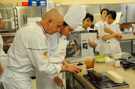 Jean-Jacques Borne avec ses élèves asiatiques.