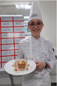 Laëtitia Meknassi avec son dessert 'Le Verger du Fruit Défendu' Laëtitia Meknassi avec son dessert 'Le Verger du Fruit Défendu'
