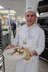Antoine Le Nôtre avec le dessert 'Le Champignon déclare sa flamme au Gwinizh-Du'