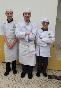 Killian Le Gal, Julien Nouhi-Faridani et Chloé Sap devant l'école hôtelière de Salvaterra de Magos Killian Le Gal, Julien Nouhi-Faridani et Chloé Sap devant l'école hôtelière de Salvaterra de Magos
