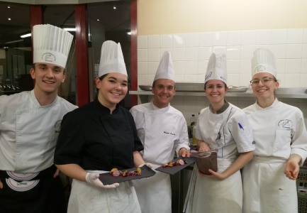 étudiants de 2bts option cuisine avec leur enseignant Michael Pissety
