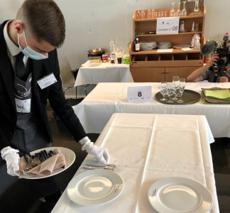 Mise en place banquet, d'une table de 2 couverts