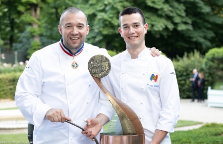 Guillaume Gomez et Victor Robin, gagnant de la 4e édition (2018) Guillaume Gomez et Victor Robin, gagnant de la 4e édition (2018)