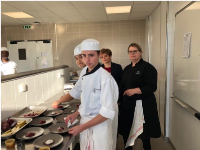 Des élèves en cuisine avec Mme Morel, pour un menu zéro déchet avec Géraldine Teytaut
