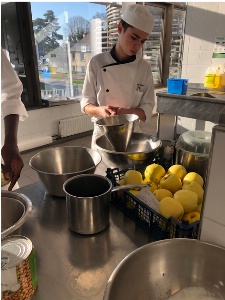 Un jeune cuisinier contre le gaspillage alimentaire.