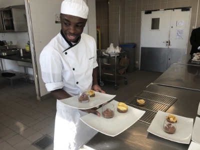 Un jeune apprenant développe une attitude éco-responsable dans sa pratique professionnelle.